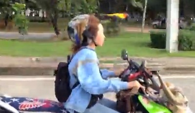 タイの女性は、スクーターに乗る際もペットの小鳥と一緒？（動画）