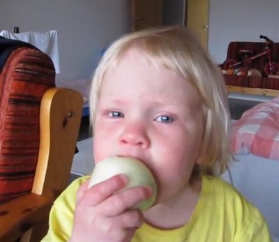 生の玉ねぎを食べることに挑戦している少女（動画）