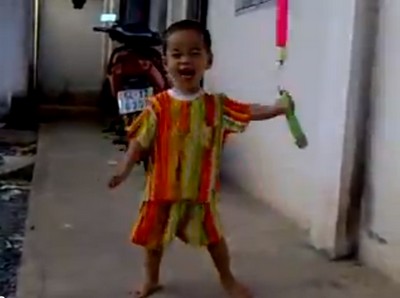 ベトナムの2.5歳のヌンチャク達人（動画）