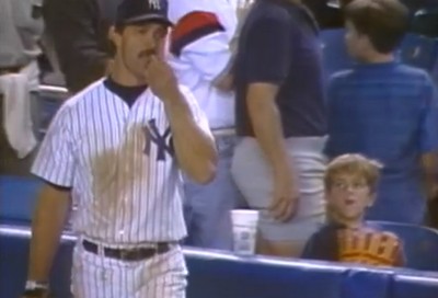 MLBヤンキース一塁手、観客席の子供のポップコーンをつまみ食い（動画）