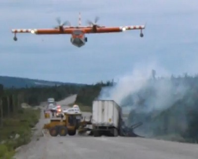 カナダの高速道路での火事に消防飛行艇が出動！（動画）