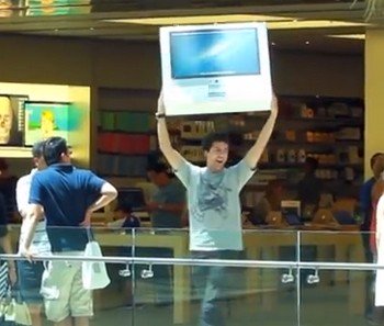 iMac購入直後、iMacを豪快に壊してしまう？（動画）
