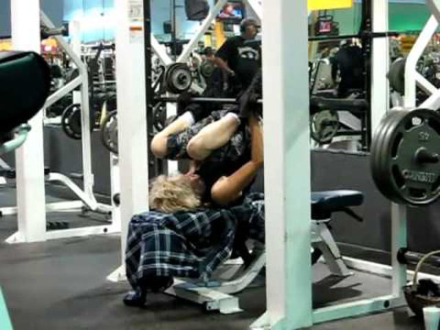 hilarious_gym_moments_caught_on_camera_640_36